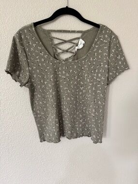 Pinque Cropped Ribbed Floral Tee Women’s Large Top Lettuce Edge Hem Size Large